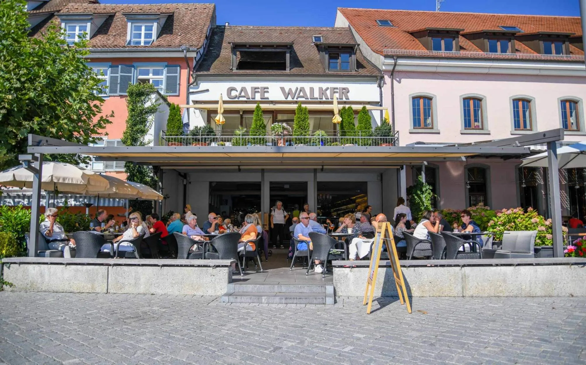 Das Café Walker von der Promenade aus gesehen, die Terrasse voll besetzt