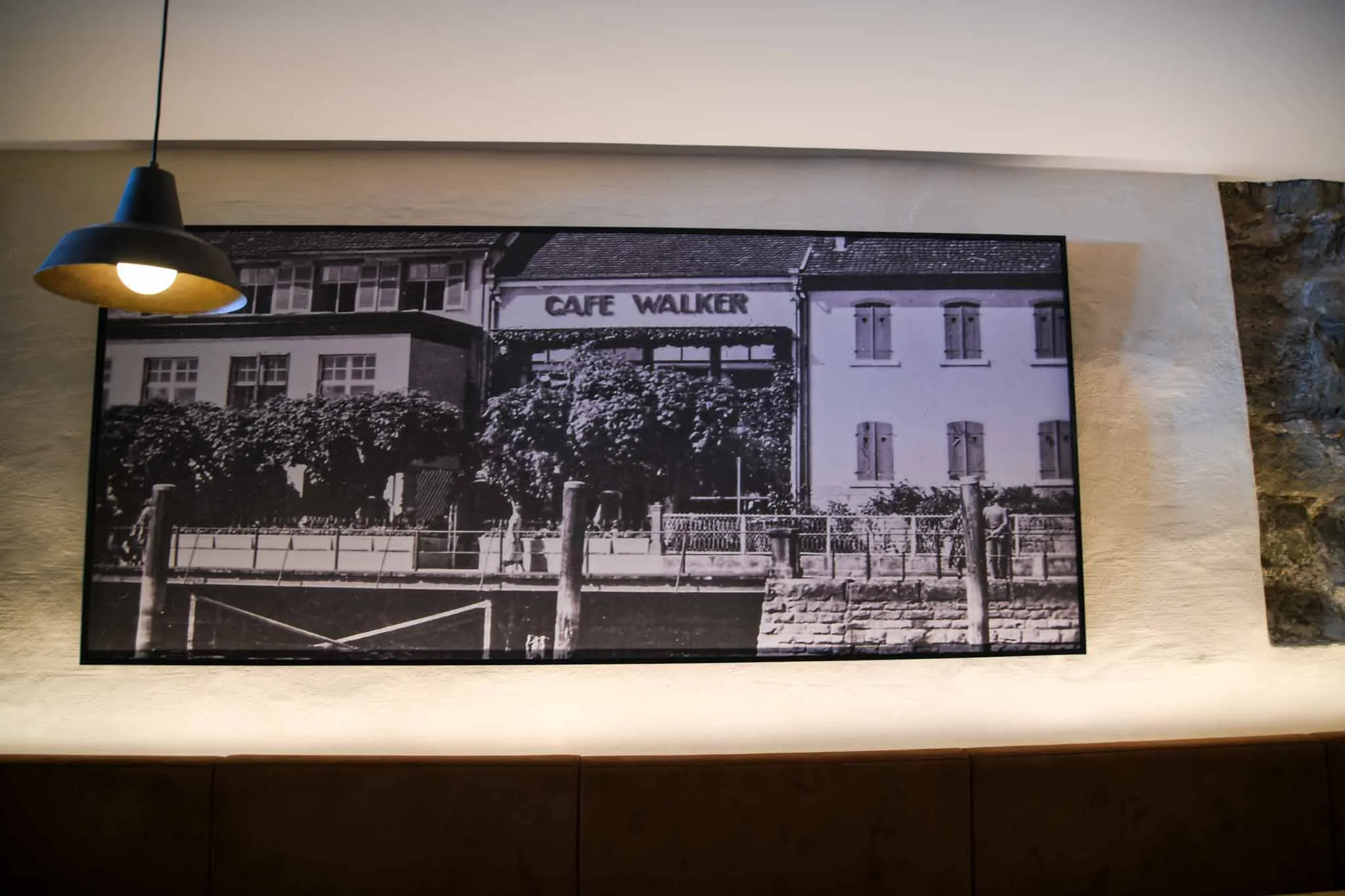 Eine alte Schwarz-Weiß-Ansicht des Café Walker, gerahmt im Gastraum